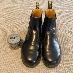 Dr Martens size 7 black great condition. Comes w balm